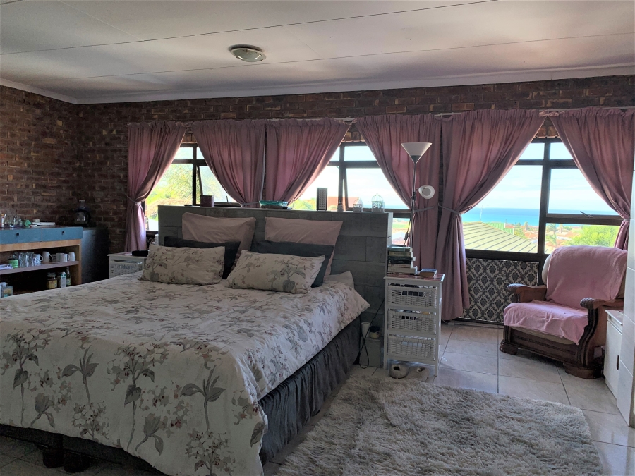 4 Bedroom Property for Sale in Wavecrest Eastern Cape
